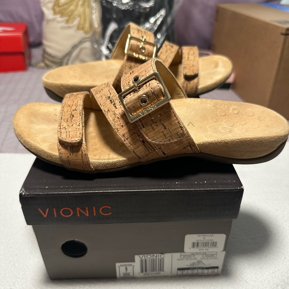 Vionic rest Skylar gold cork flip flops